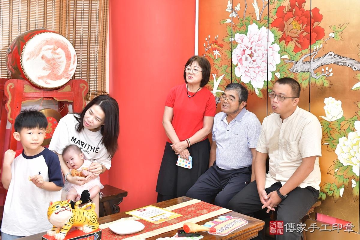 傳家手工印章高雄店、收涎、四個月、收涎餅、吉祥話、小蕗寶寶、高雄市、拍照、生日快樂 傳家手工印章高雄店、收涎、四個月、收涎餅、吉祥話、小蕗寶寶、高雄市、拍照、生日快樂