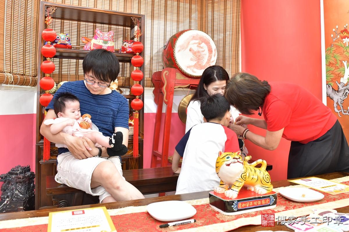 傳家手工印章高雄店、收涎、四個月、收涎餅、吉祥話、小蕗寶寶、高雄市、拍照、生日快樂 傳家手工印章高雄店、收涎、四個月、收涎餅、吉祥話、小蕗寶寶、高雄市、拍照、生日快樂