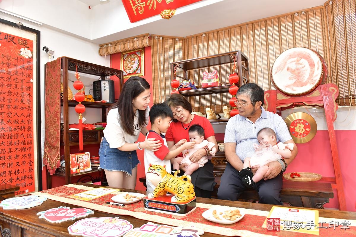 傳家手工印章高雄店、收涎、四個月、收涎餅、吉祥話、小蕗寶寶、高雄市、拍照、生日快樂 傳家手工印章高雄店、收涎、四個月、收涎餅、吉祥話、小蕗寶寶、高雄市、拍照、生日快樂