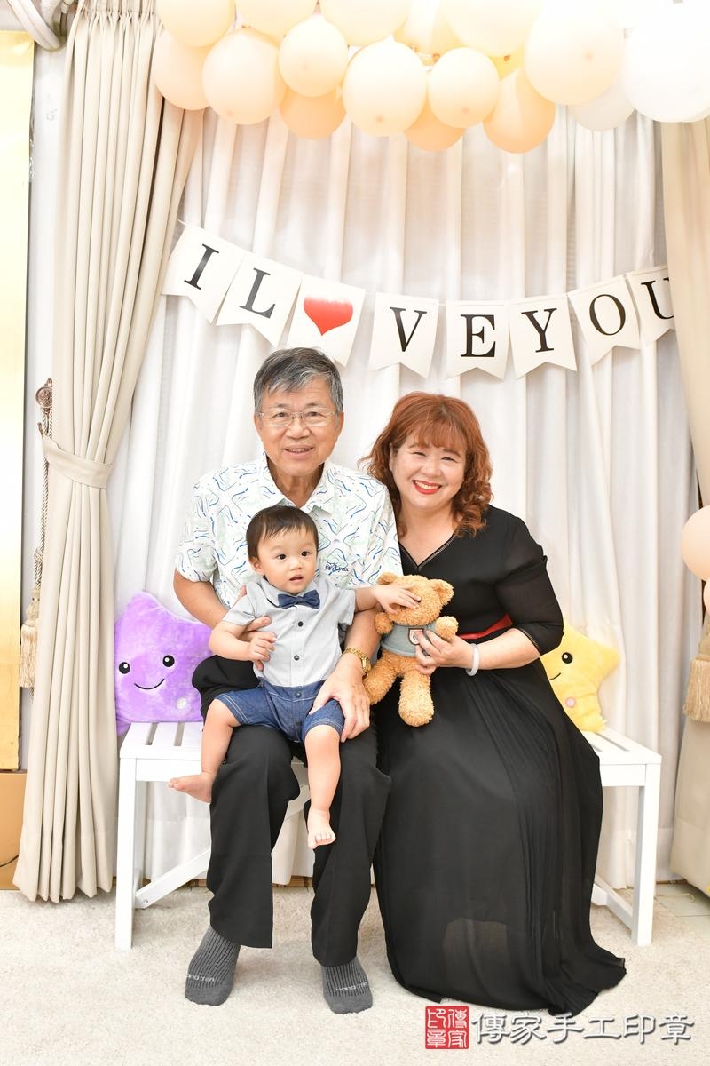傳家手工印章高雄店、抓周、度晬、中國風會場、抓周道具物品、抓周證書、滿周歲、小淯寶寶、高雄市、拍照、生日快樂 傳家手工印章高雄店、抓周、度晬、中國風會場、抓周道具物品、抓周證書、滿周歲、小淯寶寶、高雄市、拍照、生日快樂