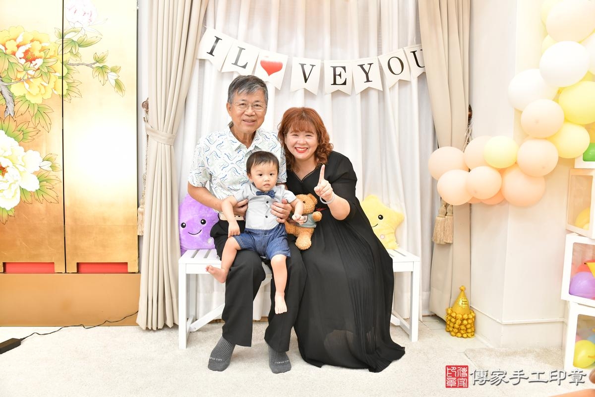 傳家手工印章高雄店、抓周、度晬、中國風會場、抓周道具物品、抓周證書、滿周歲、小淯寶寶、高雄市、拍照、生日快樂 傳家手工印章高雄店、抓周、度晬、中國風會場、抓周道具物品、抓周證書、滿周歲、小淯寶寶、高雄市、拍照、生日快樂