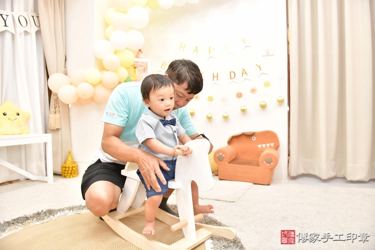 傳家手工印章高雄店、抓周、度晬、中國風會場、抓周道具物品、抓周證書、滿周歲、小淯寶寶、高雄市、拍照、生日快樂 傳家手工印章高雄店、抓周、度晬、中國風會場、抓周道具物品、抓周證書、滿周歲、小淯寶寶、高雄市、拍照、生日快樂