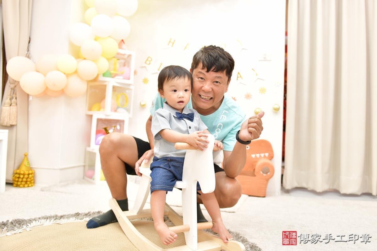 傳家手工印章高雄店、抓周、度晬、中國風會場、抓周道具物品、抓周證書、滿周歲、小淯寶寶、高雄市、拍照、生日快樂 傳家手工印章高雄店、抓周、度晬、中國風會場、抓周道具物品、抓周證書、滿周歲、小淯寶寶、高雄市、拍照、生日快樂