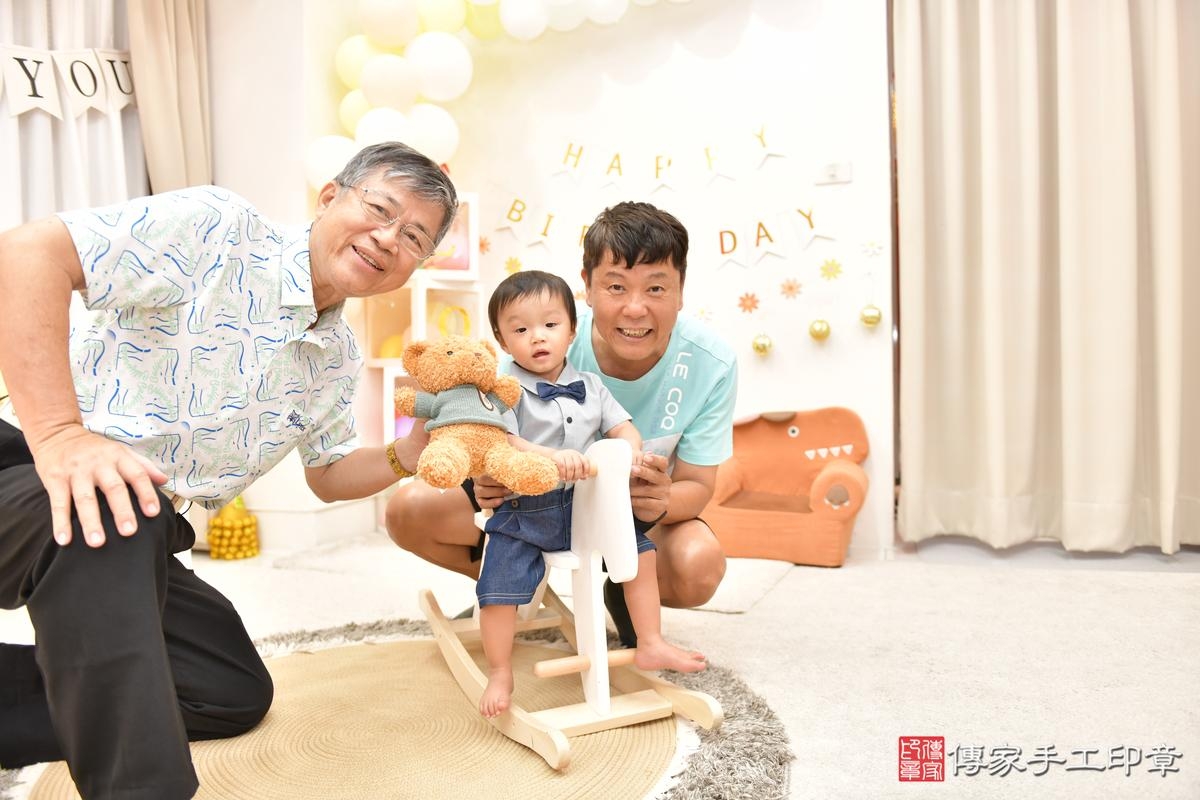 傳家手工印章高雄店、抓周、度晬、中國風會場、抓周道具物品、抓周證書、滿周歲、小淯寶寶、高雄市、拍照、生日快樂 傳家手工印章高雄店、抓周、度晬、中國風會場、抓周道具物品、抓周證書、滿周歲、小淯寶寶、高雄市、拍照、生日快樂