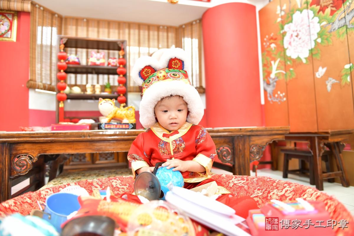 傳家手工印章高雄店、抓周、度晬、中國風會場、抓周道具物品、抓周證書、滿周歲、小淯寶寶、高雄市、拍照、生日快樂 傳家手工印章高雄店、抓周、度晬、中國風會場、抓周道具物品、抓周證書、滿周歲、小淯寶寶、高雄市、拍照、生日快樂