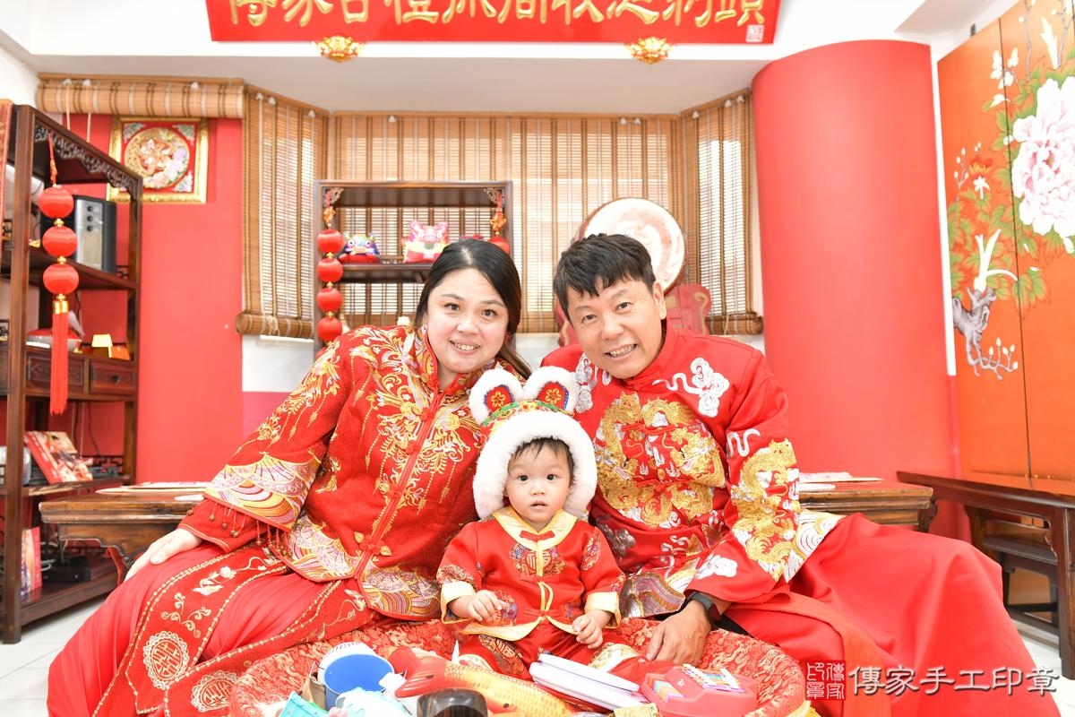 傳家手工印章高雄店、抓周、度晬、中國風會場、抓周道具物品、抓周證書、滿周歲、小淯寶寶、高雄市、拍照、生日快樂 傳家手工印章高雄店、抓周、度晬、中國風會場、抓周道具物品、抓周證書、滿周歲、小淯寶寶、高雄市、拍照、生日快樂