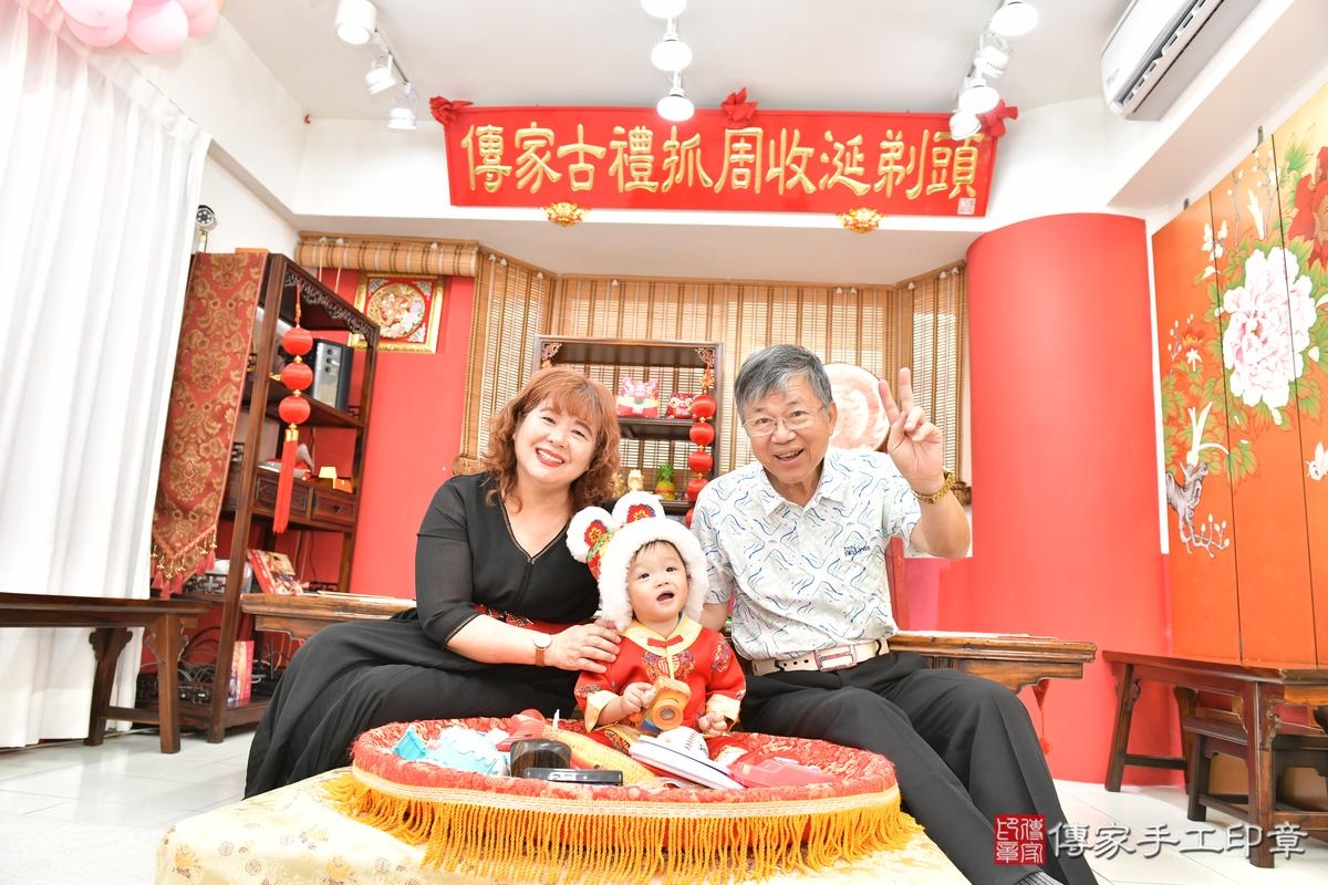 傳家手工印章高雄店、抓周、度晬、中國風會場、抓周道具物品、抓周證書、滿周歲、小淯寶寶、高雄市、拍照、生日快樂 傳家手工印章高雄店、抓周、度晬、中國風會場、抓周道具物品、抓周證書、滿周歲、小淯寶寶、高雄市、拍照、生日快樂