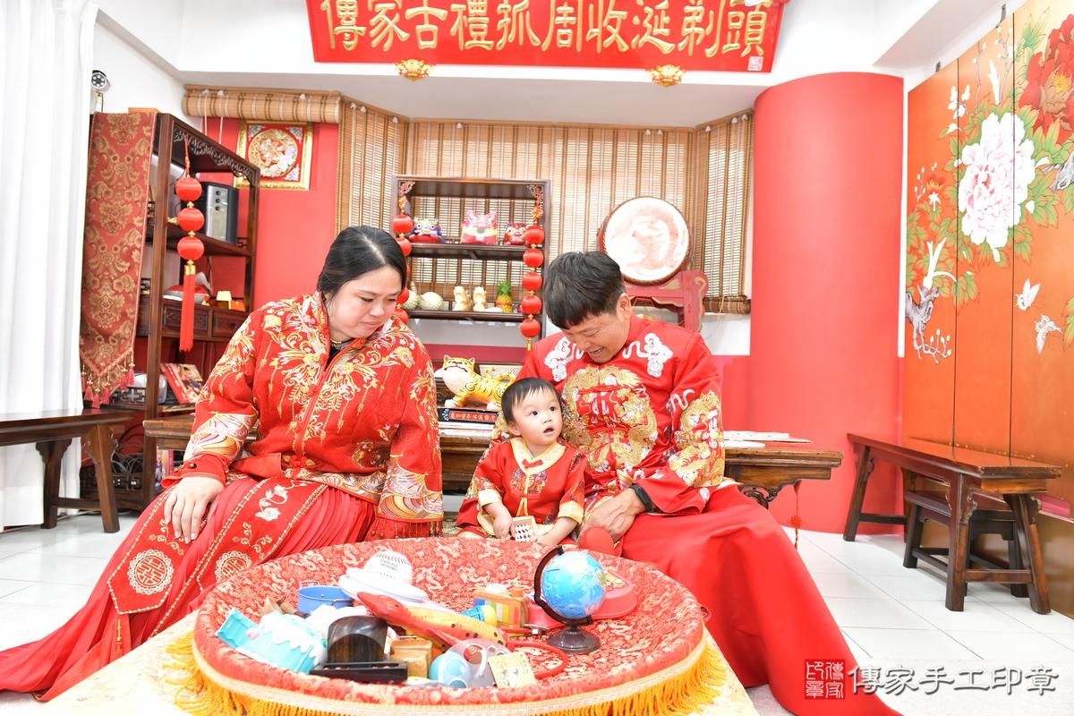 傳家手工印章高雄店、抓周、度晬、中國風會場、抓周道具物品、抓周證書、滿周歲、小淯寶寶、高雄市、拍照、生日快樂 傳家手工印章高雄店、抓周、度晬、中國風會場、抓周道具物品、抓周證書、滿周歲、小淯寶寶、高雄市、拍照、生日快樂