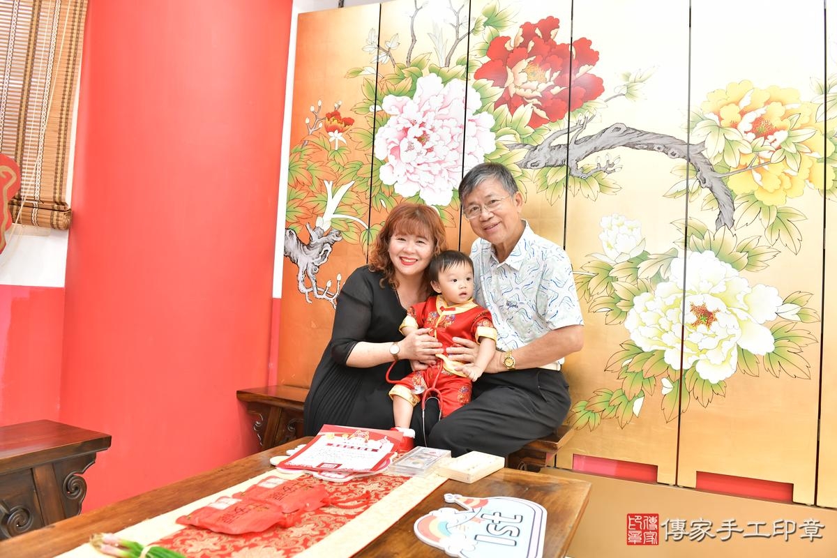 傳家手工印章高雄店、抓周、度晬、中國風會場、抓周道具物品、抓周證書、滿周歲、小淯寶寶、高雄市、拍照、生日快樂 傳家手工印章高雄店、抓周、度晬、中國風會場、抓周道具物品、抓周證書、滿周歲、小淯寶寶、高雄市、拍照、生日快樂