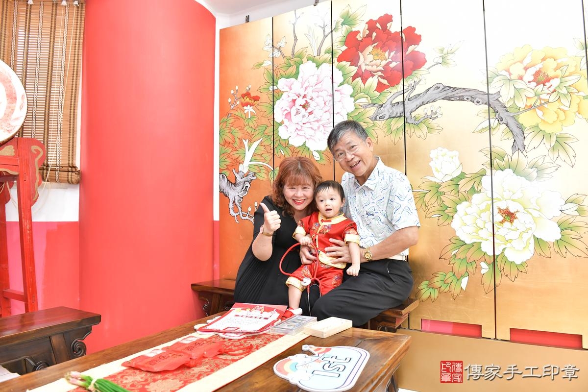 傳家手工印章高雄店、抓周、度晬、中國風會場、抓周道具物品、抓周證書、滿周歲、小淯寶寶、高雄市、拍照、生日快樂 傳家手工印章高雄店、抓周、度晬、中國風會場、抓周道具物品、抓周證書、滿周歲、小淯寶寶、高雄市、拍照、生日快樂
