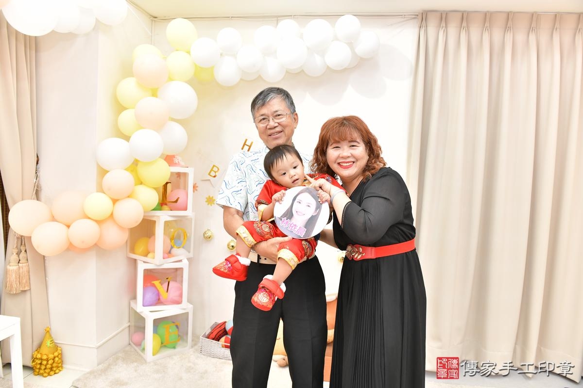 傳家手工印章高雄店、抓周、度晬、中國風會場、抓周道具物品、抓周證書、滿周歲、小淯寶寶、高雄市、拍照、生日快樂 傳家手工印章高雄店、抓周、度晬、中國風會場、抓周道具物品、抓周證書、滿周歲、小淯寶寶、高雄市、拍照、生日快樂