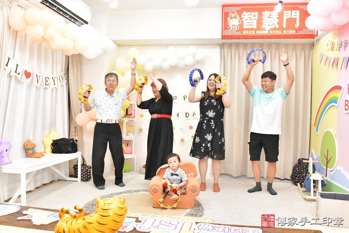 傳家手工印章高雄店、抓周、度晬、中國風會場、抓周道具物品、抓周證書、滿周歲、小淯寶寶、高雄市、拍照、生日快樂 傳家手工印章高雄店、抓周、度晬、中國風會場、抓周道具物品、抓周證書、滿周歲、小淯寶寶、高雄市、拍照、生日快樂