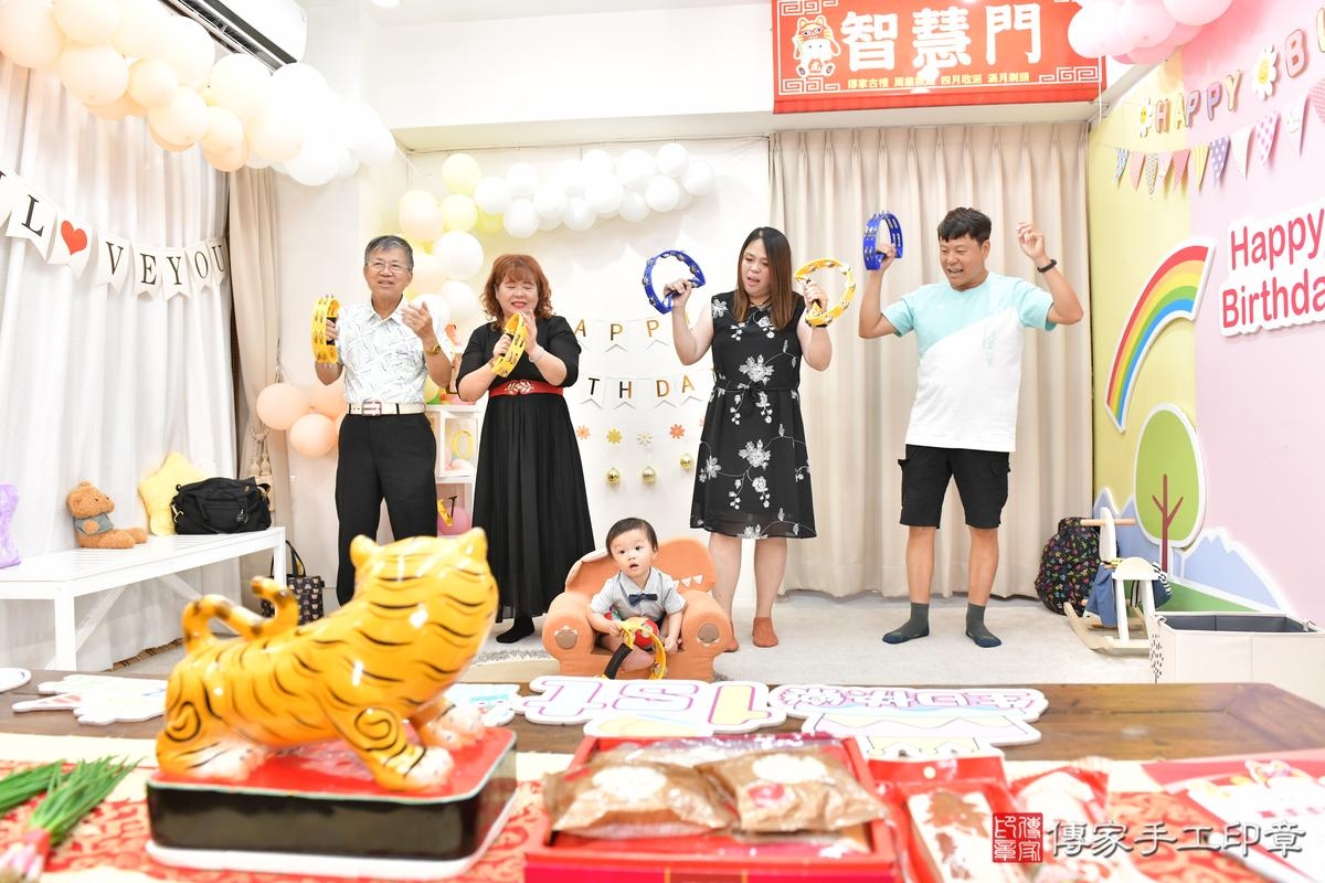 傳家手工印章高雄店、抓周、度晬、中國風會場、抓周道具物品、抓周證書、滿周歲、小淯寶寶、高雄市、拍照、生日快樂 傳家手工印章高雄店、抓周、度晬、中國風會場、抓周道具物品、抓周證書、滿周歲、小淯寶寶、高雄市、拍照、生日快樂