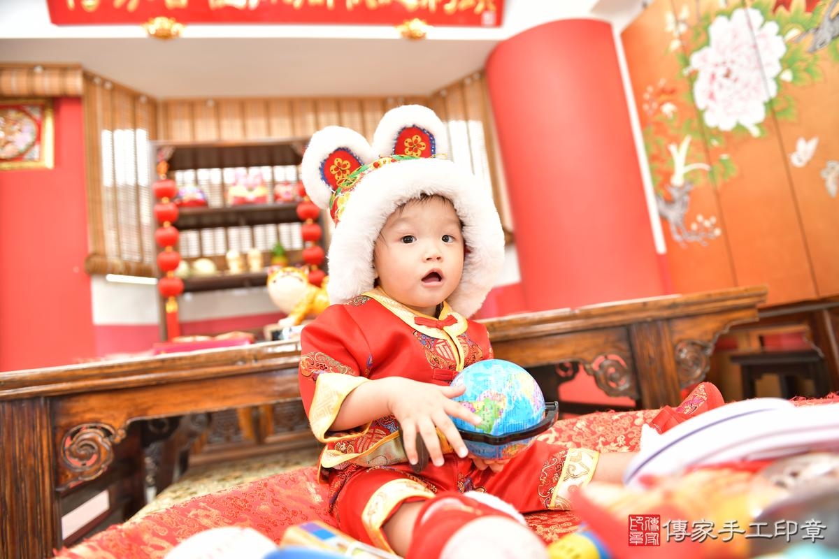 傳家手工印章高雄店、抓周、度晬、中國風會場、抓周道具物品、抓周證書、滿周歲、小淯寶寶、高雄市、拍照、生日快樂 傳家手工印章高雄店、抓周、度晬、中國風會場、抓周道具物品、抓周證書、滿周歲、小淯寶寶、高雄市、拍照、生日快樂