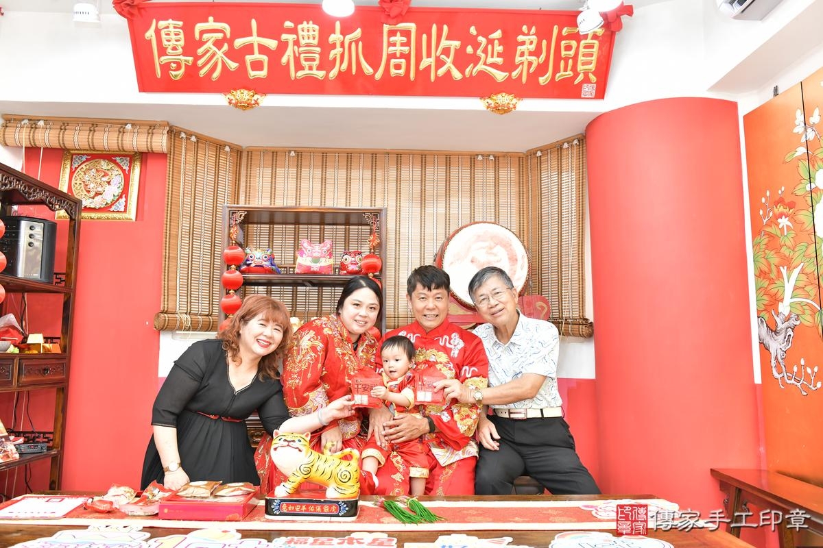 傳家手工印章高雄店、抓周、度晬、中國風會場、抓周道具物品、抓周證書、滿周歲、小淯寶寶、高雄市、拍照、生日快樂 傳家手工印章高雄店、抓周、度晬、中國風會場、抓周道具物品、抓周證書、滿周歲、小淯寶寶、高雄市、拍照、生日快樂