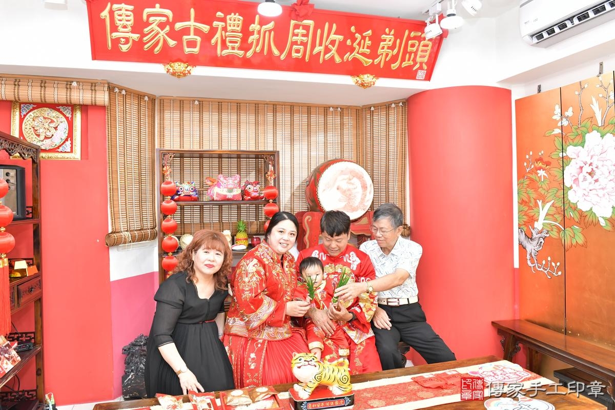 傳家手工印章高雄店、抓周、度晬、中國風會場、抓周道具物品、抓周證書、滿周歲、小淯寶寶、高雄市、拍照、生日快樂 傳家手工印章高雄店、抓周、度晬、中國風會場、抓周道具物品、抓周證書、滿周歲、小淯寶寶、高雄市、拍照、生日快樂
