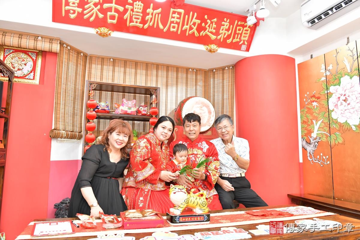 傳家手工印章高雄店、抓周、度晬、中國風會場、抓周道具物品、抓周證書、滿周歲、小淯寶寶、高雄市、拍照、生日快樂 傳家手工印章高雄店、抓周、度晬、中國風會場、抓周道具物品、抓周證書、滿周歲、小淯寶寶、高雄市、拍照、生日快樂