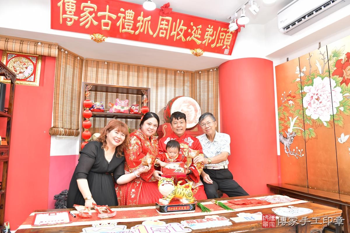 傳家手工印章高雄店、抓周、度晬、中國風會場、抓周道具物品、抓周證書、滿周歲、小淯寶寶、高雄市、拍照、生日快樂 傳家手工印章高雄店、抓周、度晬、中國風會場、抓周道具物品、抓周證書、滿周歲、小淯寶寶、高雄市、拍照、生日快樂