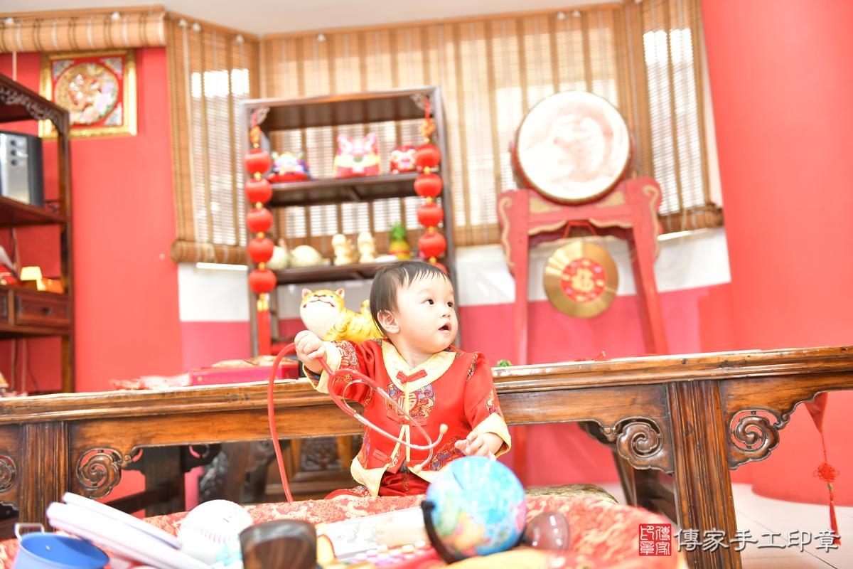 傳家手工印章高雄店、抓周、度晬、中國風會場、抓周道具物品、抓周證書、滿周歲、小淯寶寶、高雄市、拍照、生日快樂 傳家手工印章高雄店、抓周、度晬、中國風會場、抓周道具物品、抓周證書、滿周歲、小淯寶寶、高雄市、拍照、生日快樂