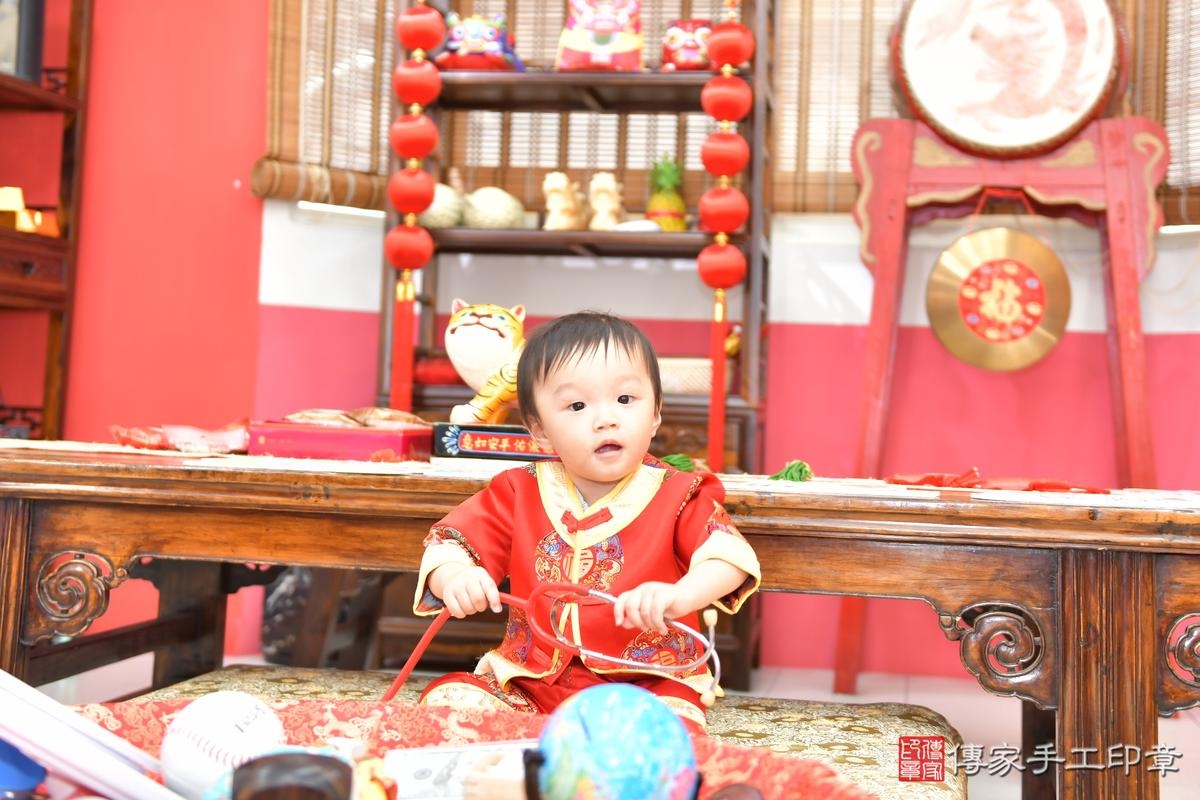 傳家手工印章高雄店、抓周、度晬、中國風會場、抓周道具物品、抓周證書、滿周歲、小淯寶寶、高雄市、拍照、生日快樂 傳家手工印章高雄店、抓周、度晬、中國風會場、抓周道具物品、抓周證書、滿周歲、小淯寶寶、高雄市、拍照、生日快樂