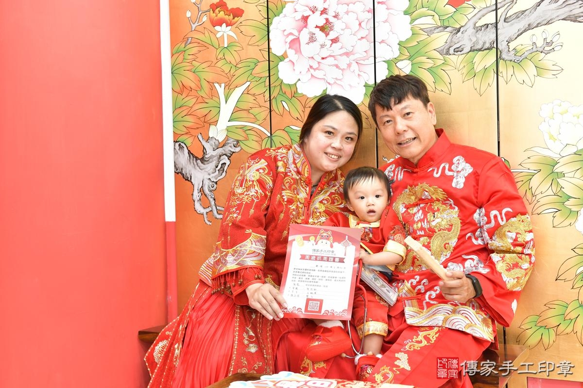 傳家手工印章高雄店、抓周、度晬、中國風會場、抓周道具物品、抓周證書、滿周歲、小淯寶寶、高雄市、拍照、生日快樂 傳家手工印章高雄店、抓周、度晬、中國風會場、抓周道具物品、抓周證書、滿周歲、小淯寶寶、高雄市、拍照、生日快樂