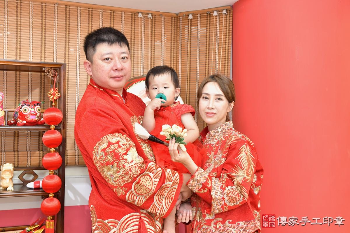傳家手工印章高雄店、抓周、度晬、中國風會場、抓周道具物品、抓周證書、滿周歲、媃媃寶寶、高雄市、拍照、生日快樂 傳家手工印章高雄店、抓周、度晬、中國風會場、抓周道具物品、抓周證書、滿周歲、媃媃寶寶、高雄市、拍照、生日快樂