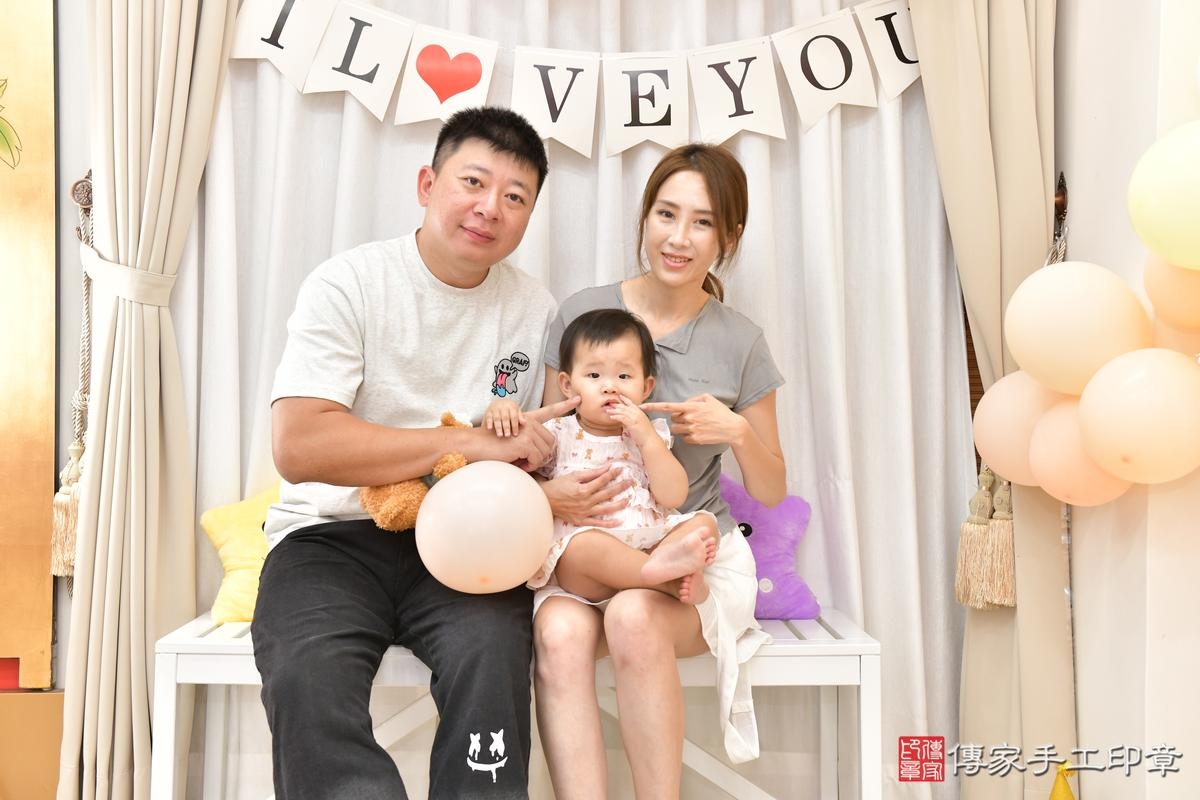 傳家手工印章高雄店、抓周、度晬、中國風會場、抓周道具物品、抓周證書、滿周歲、媃媃寶寶、高雄市、拍照、生日快樂 傳家手工印章高雄店、抓周、度晬、中國風會場、抓周道具物品、抓周證書、滿周歲、媃媃寶寶、高雄市、拍照、生日快樂
