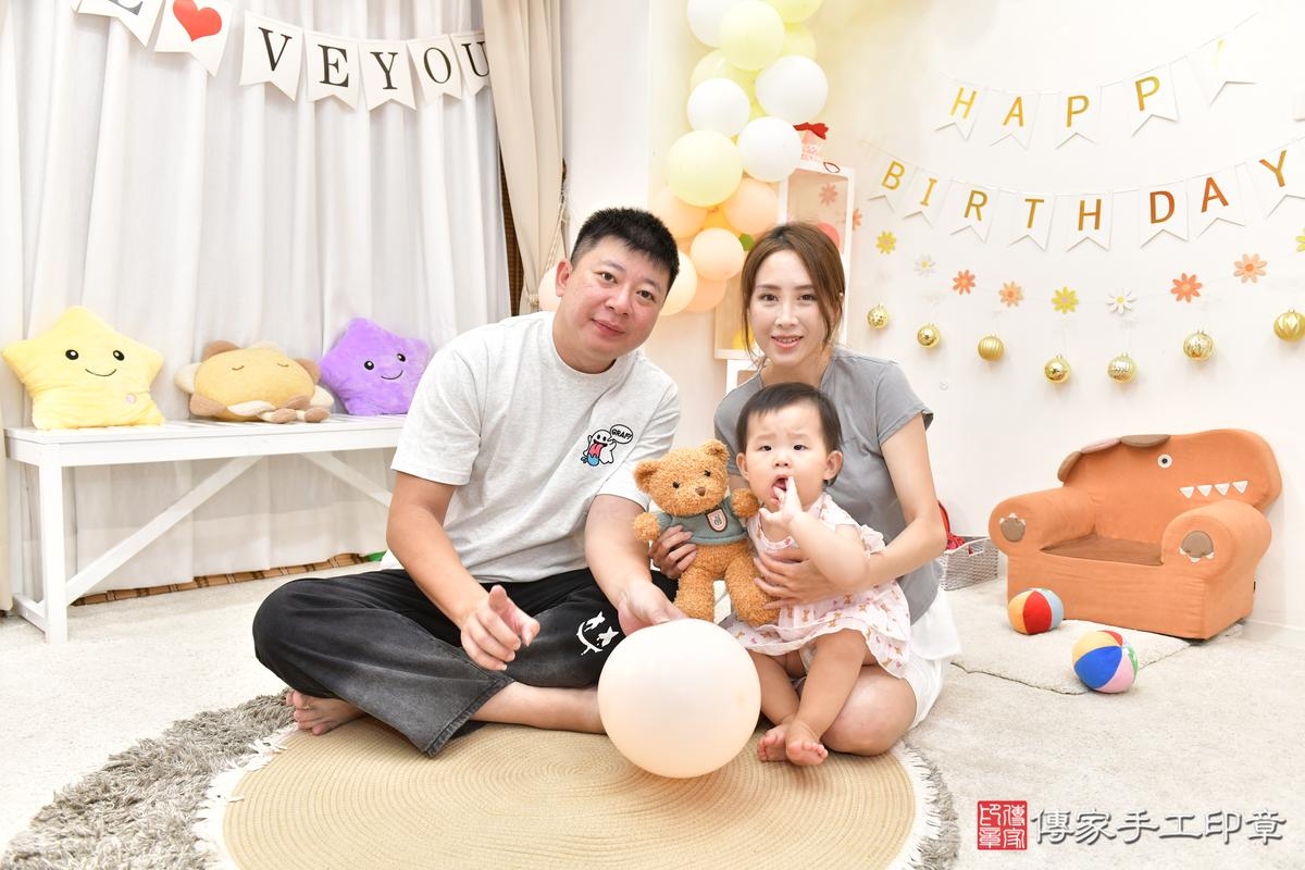 傳家手工印章高雄店、抓周、度晬、中國風會場、抓周道具物品、抓周證書、滿周歲、媃媃寶寶、高雄市、拍照、生日快樂 傳家手工印章高雄店、抓周、度晬、中國風會場、抓周道具物品、抓周證書、滿周歲、媃媃寶寶、高雄市、拍照、生日快樂