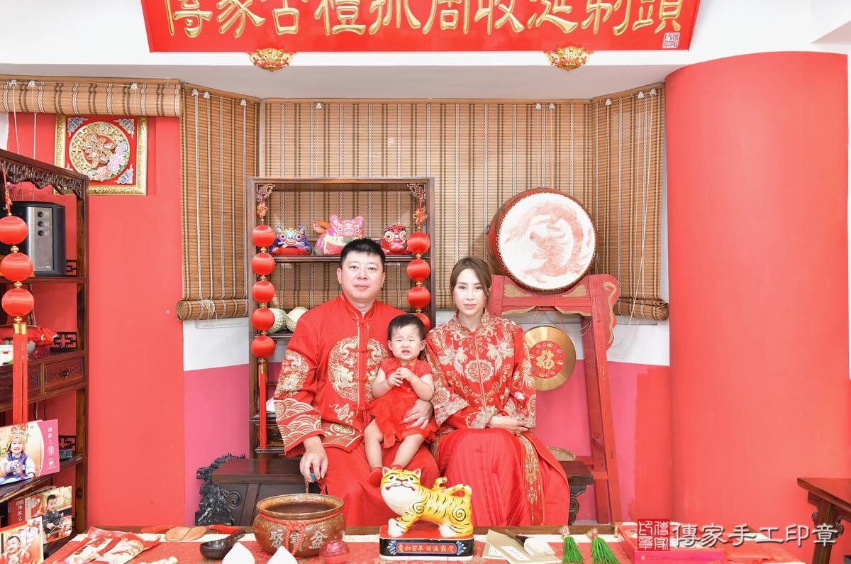 傳家手工印章高雄店、抓周、度晬、中國風會場、抓周道具物品、抓周證書、滿周歲、媃媃寶寶、高雄市、拍照、生日快樂 傳家手工印章高雄店、抓周、度晬、中國風會場、抓周道具物品、抓周證書、滿周歲、媃媃寶寶、高雄市、拍照、生日快樂