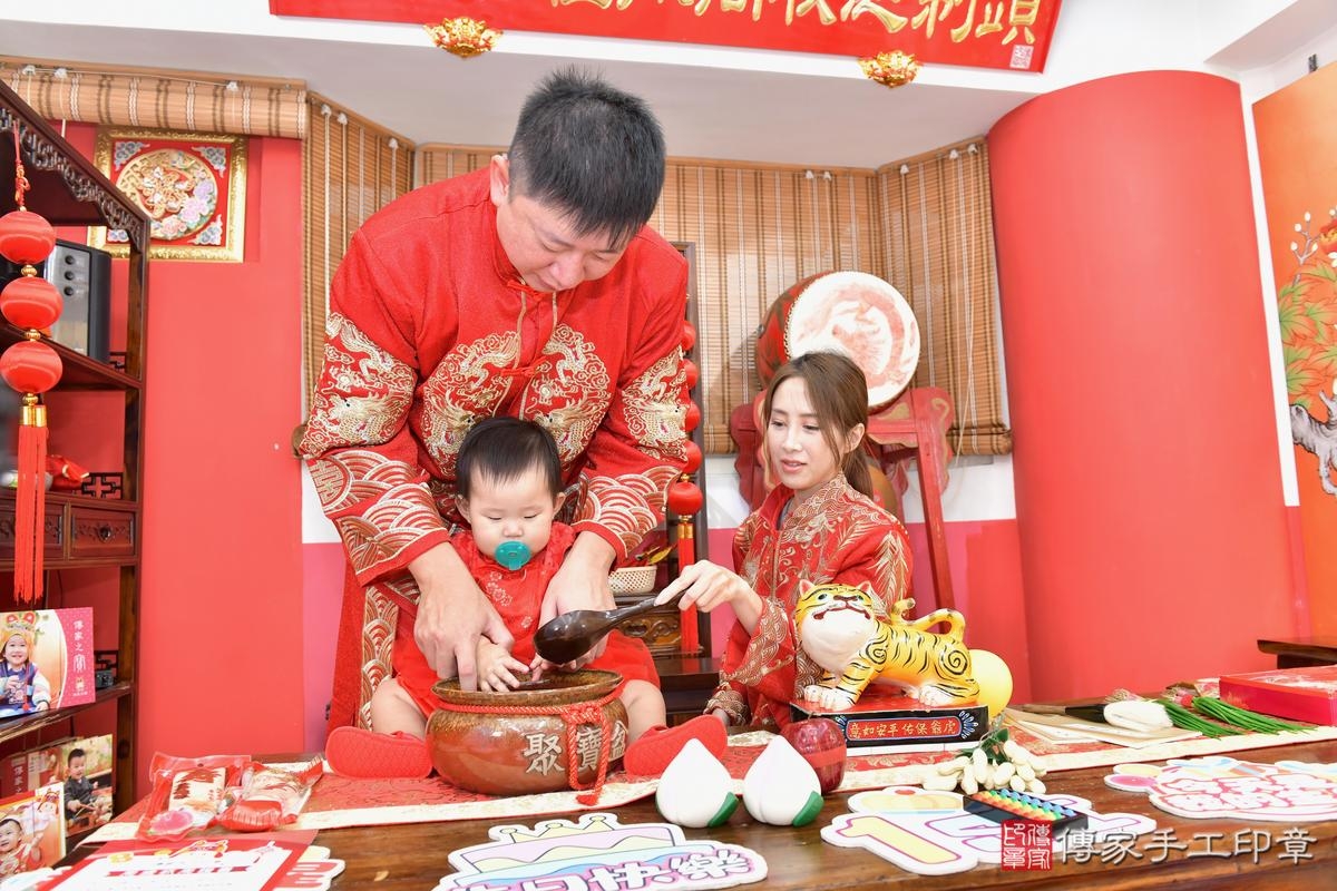傳家手工印章高雄店、抓周、度晬、中國風會場、抓周道具物品、抓周證書、滿周歲、媃媃寶寶、高雄市、拍照、生日快樂 傳家手工印章高雄店、抓周、度晬、中國風會場、抓周道具物品、抓周證書、滿周歲、媃媃寶寶、高雄市、拍照、生日快樂