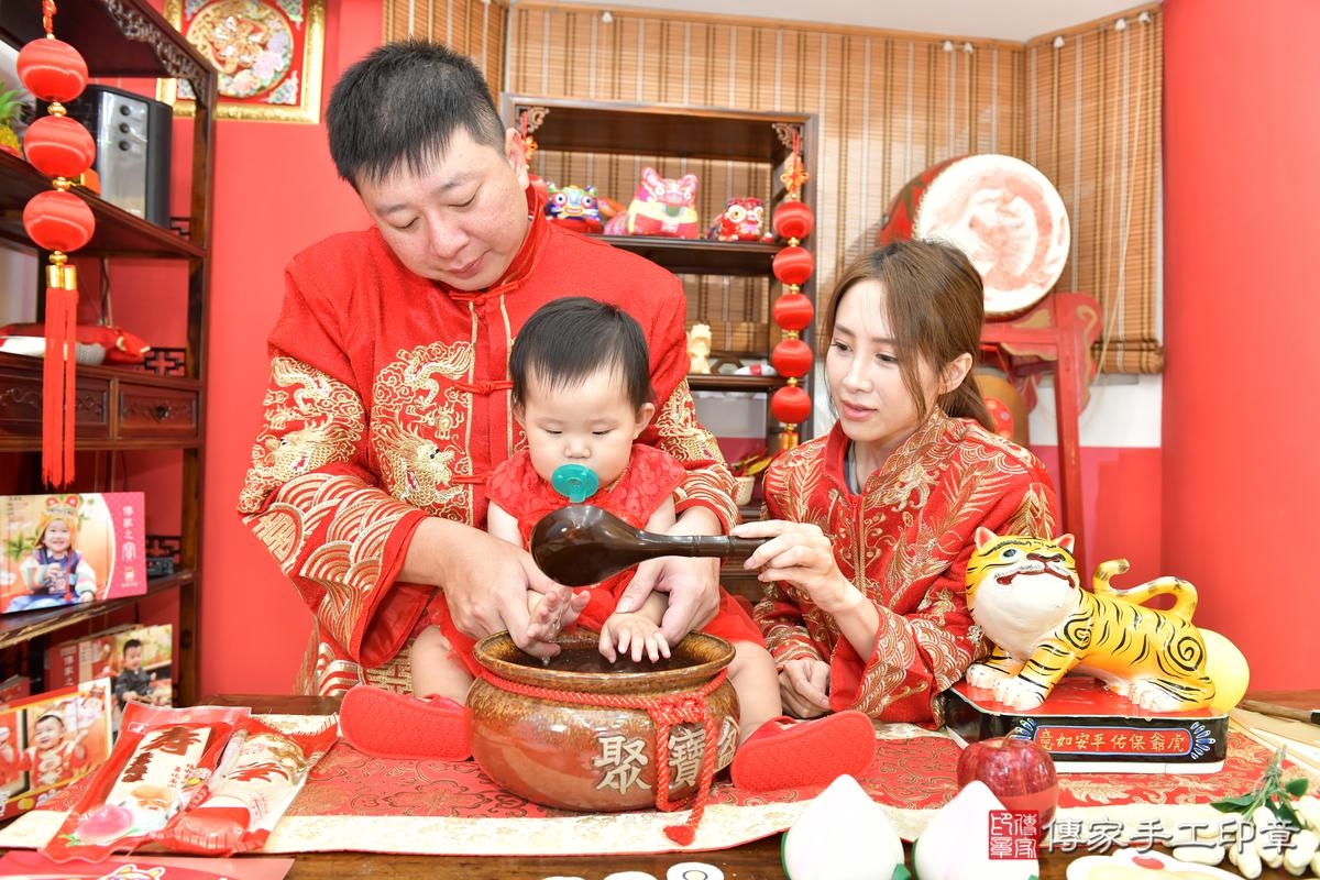 傳家手工印章高雄店、抓周、度晬、中國風會場、抓周道具物品、抓周證書、滿周歲、媃媃寶寶、高雄市、拍照、生日快樂 傳家手工印章高雄店、抓周、度晬、中國風會場、抓周道具物品、抓周證書、滿周歲、媃媃寶寶、高雄市、拍照、生日快樂