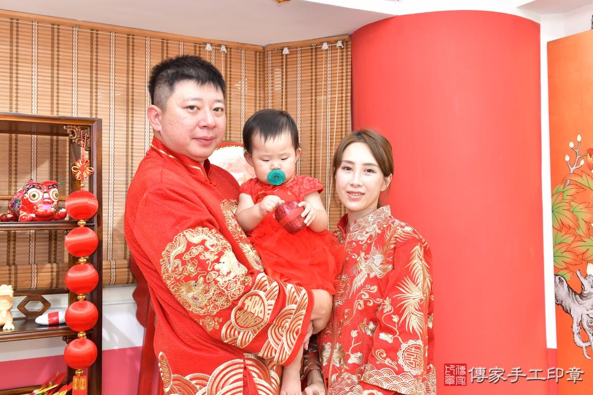 傳家手工印章高雄店、抓周、度晬、中國風會場、抓周道具物品、抓周證書、滿周歲、媃媃寶寶、高雄市、拍照、生日快樂 傳家手工印章高雄店、抓周、度晬、中國風會場、抓周道具物品、抓周證書、滿周歲、媃媃寶寶、高雄市、拍照、生日快樂