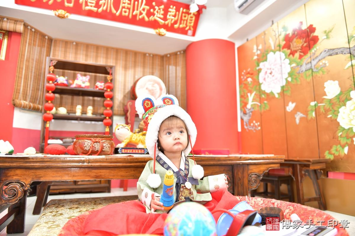 傳家手工印章高雄店、抓周、度晬、中國風會場、抓周道具物品、抓周證書、滿周歲、小霈寶寶、高雄市、拍照、生日快樂