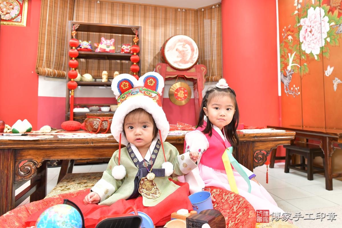 傳家手工印章高雄店、抓周、度晬、中國風會場、抓周道具物品、抓周證書、滿周歲、小霈寶寶、高雄市、拍照、生日快樂