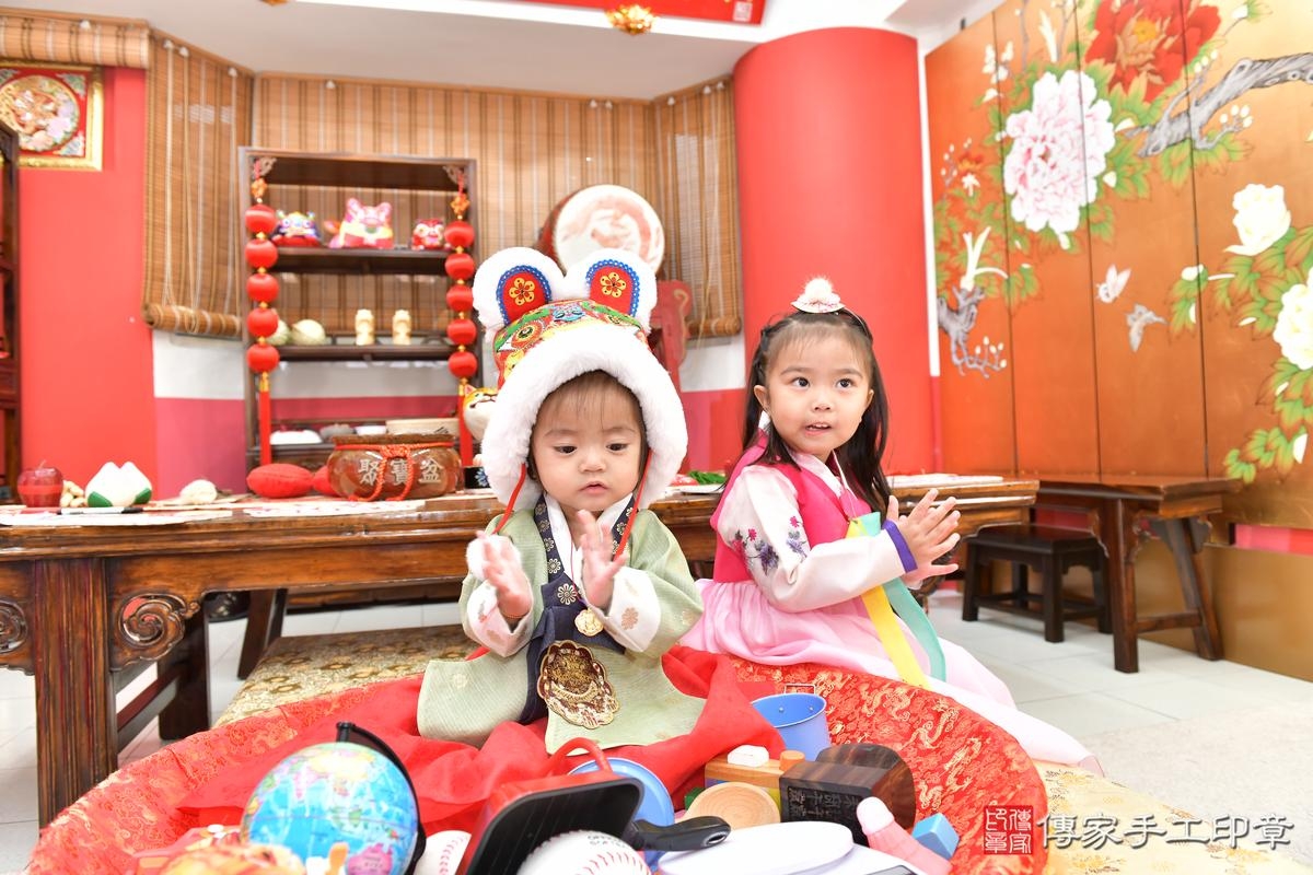 傳家手工印章高雄店、抓周、度晬、中國風會場、抓周道具物品、抓周證書、滿周歲、小霈寶寶、高雄市、拍照、生日快樂