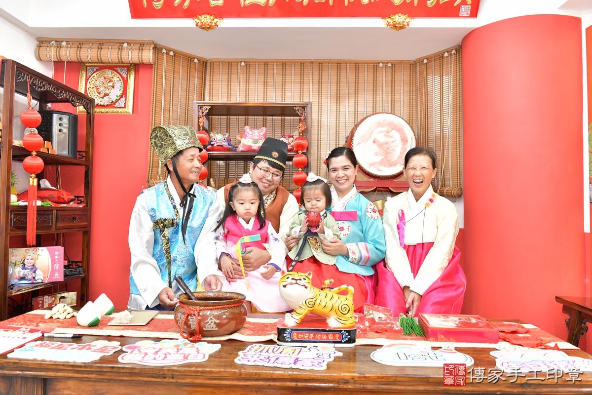 傳家手工印章高雄店、抓周、度晬、中國風會場、抓周道具物品、抓周證書、滿周歲、小霈寶寶、高雄市、拍照、生日快樂