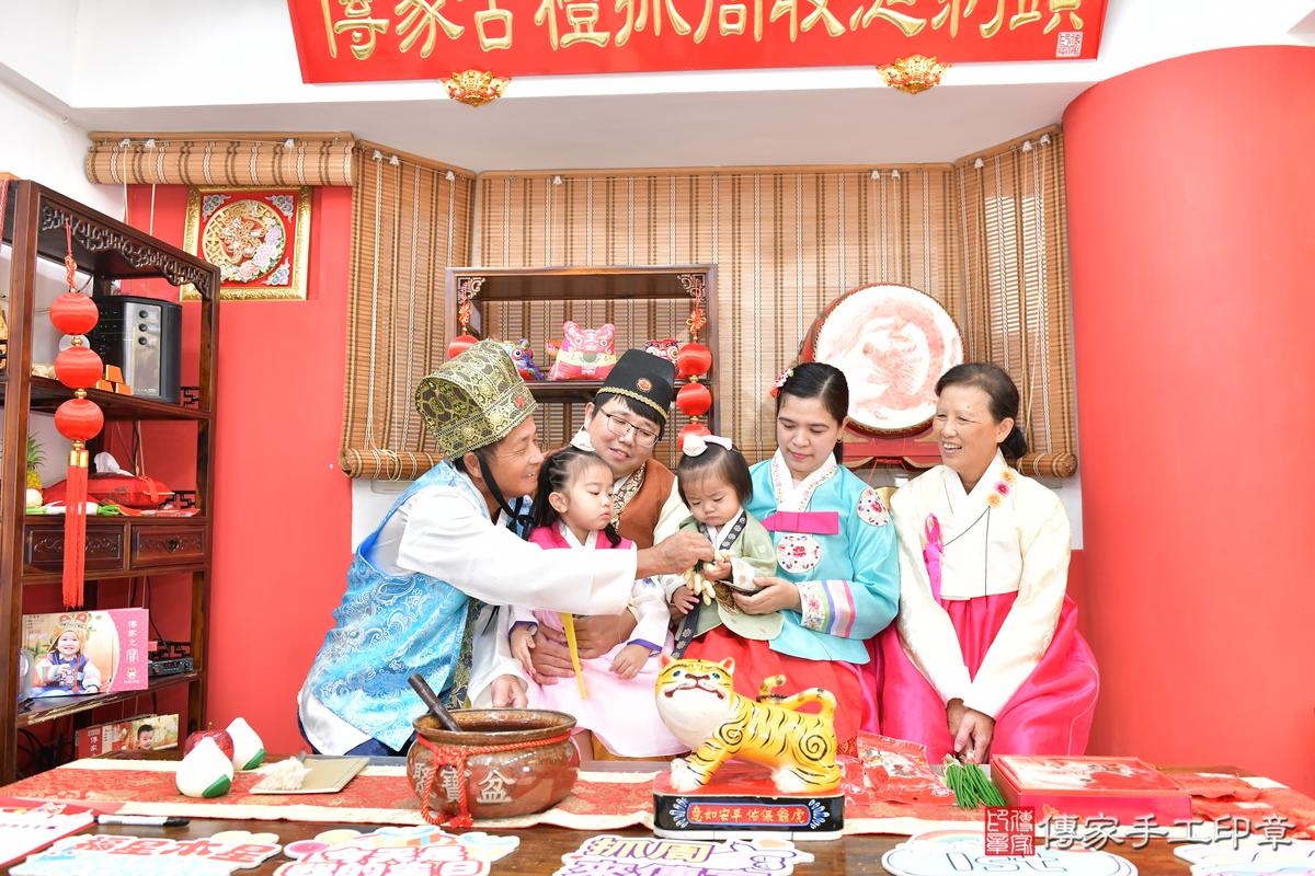 傳家手工印章高雄店、抓周、度晬、中國風會場、抓周道具物品、抓周證書、滿周歲、小霈寶寶、高雄市、拍照、生日快樂