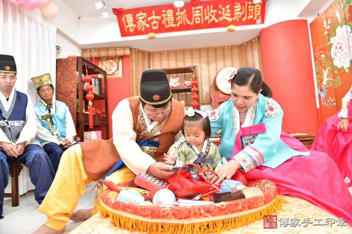 傳家手工印章高雄店、抓周、度晬、中國風會場、抓周道具物品、抓周證書、滿周歲、小霈寶寶、高雄市、拍照、生日快樂