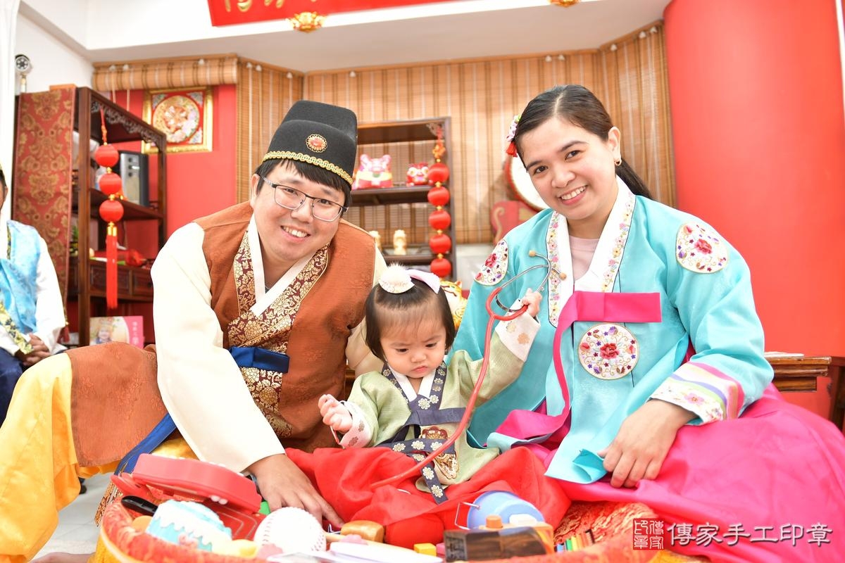傳家手工印章高雄店、抓周、度晬、中國風會場、抓周道具物品、抓周證書、滿周歲、小霈寶寶、高雄市、拍照、生日快樂