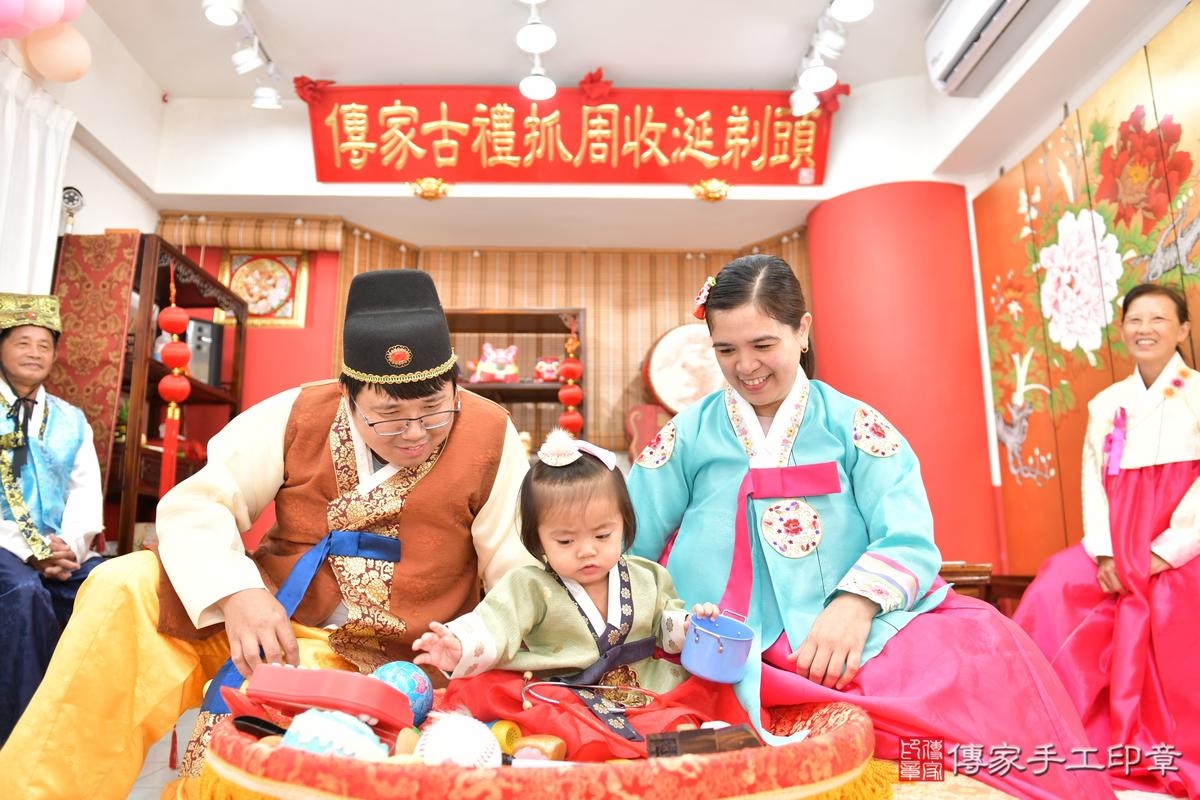 傳家手工印章高雄店、抓周、度晬、中國風會場、抓周道具物品、抓周證書、滿周歲、小霈寶寶、高雄市、拍照、生日快樂