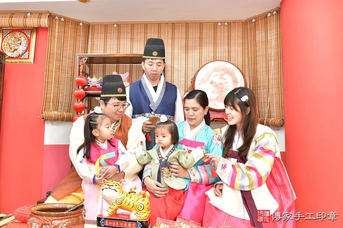 傳家手工印章高雄店、抓周、度晬、中國風會場、抓周道具物品、抓周證書、滿周歲、小霈寶寶、高雄市、拍照、生日快樂