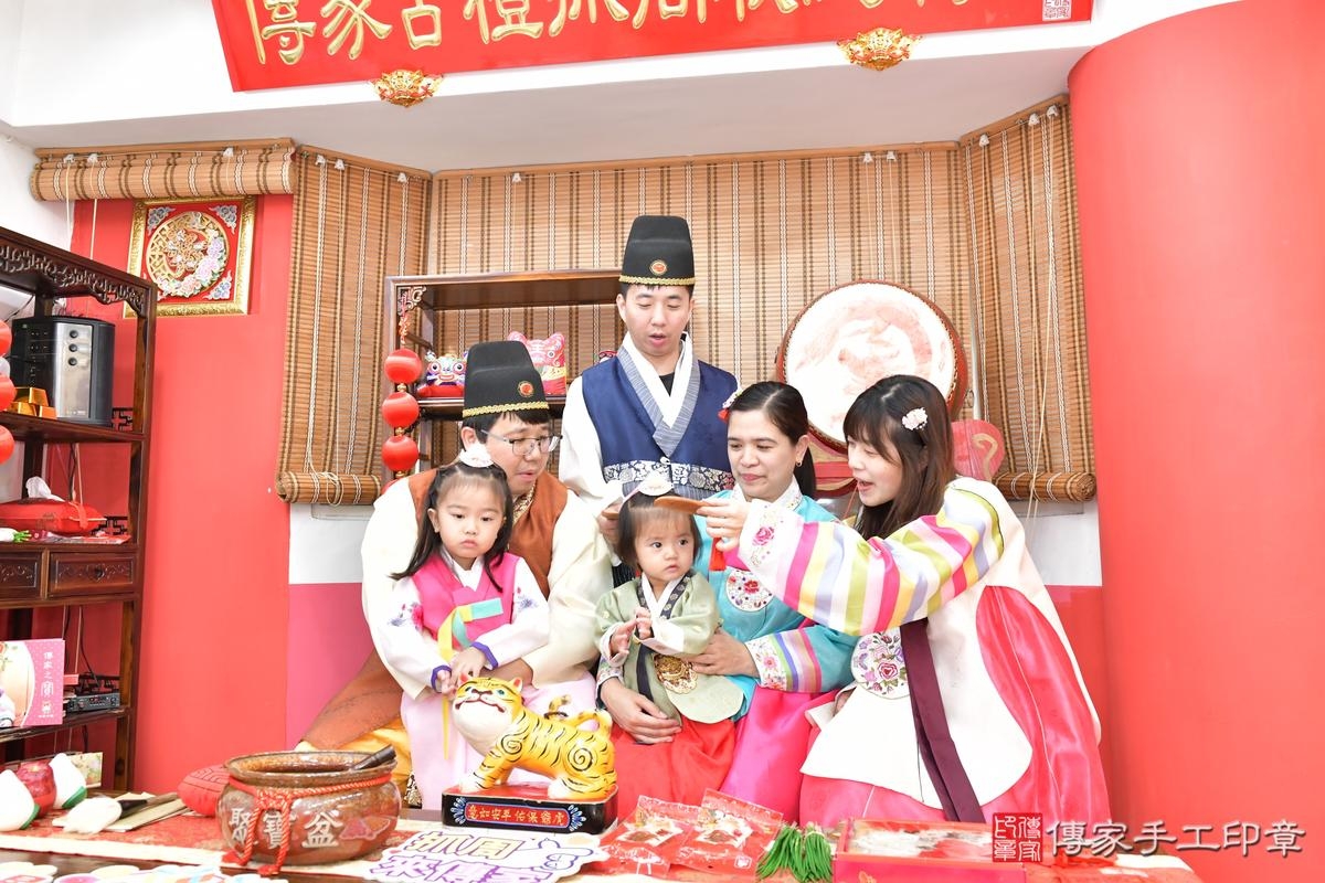 傳家手工印章高雄店、抓周、度晬、中國風會場、抓周道具物品、抓周證書、滿周歲、小霈寶寶、高雄市、拍照、生日快樂