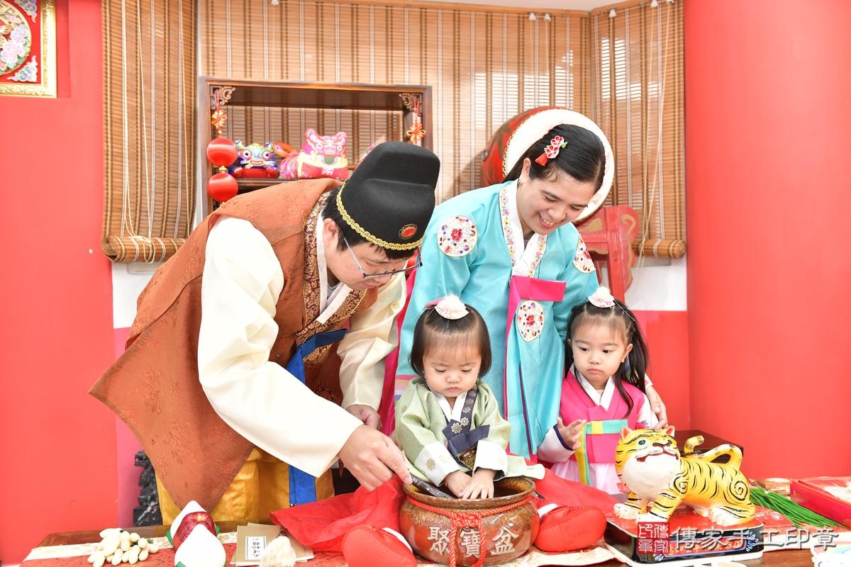 傳家手工印章高雄店、抓周、度晬、中國風會場、抓周道具物品、抓周證書、滿周歲、小霈寶寶、高雄市、拍照、生日快樂