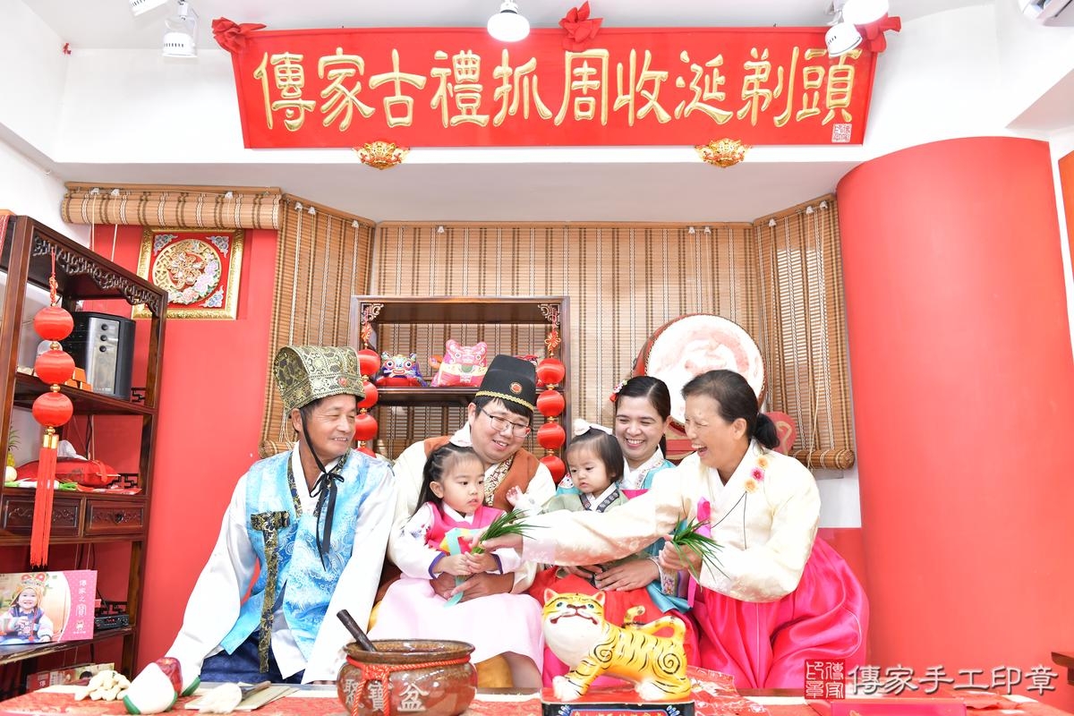 傳家手工印章高雄店、抓周、度晬、中國風會場、抓周道具物品、抓周證書、滿周歲、小霈寶寶、高雄市、拍照、生日快樂