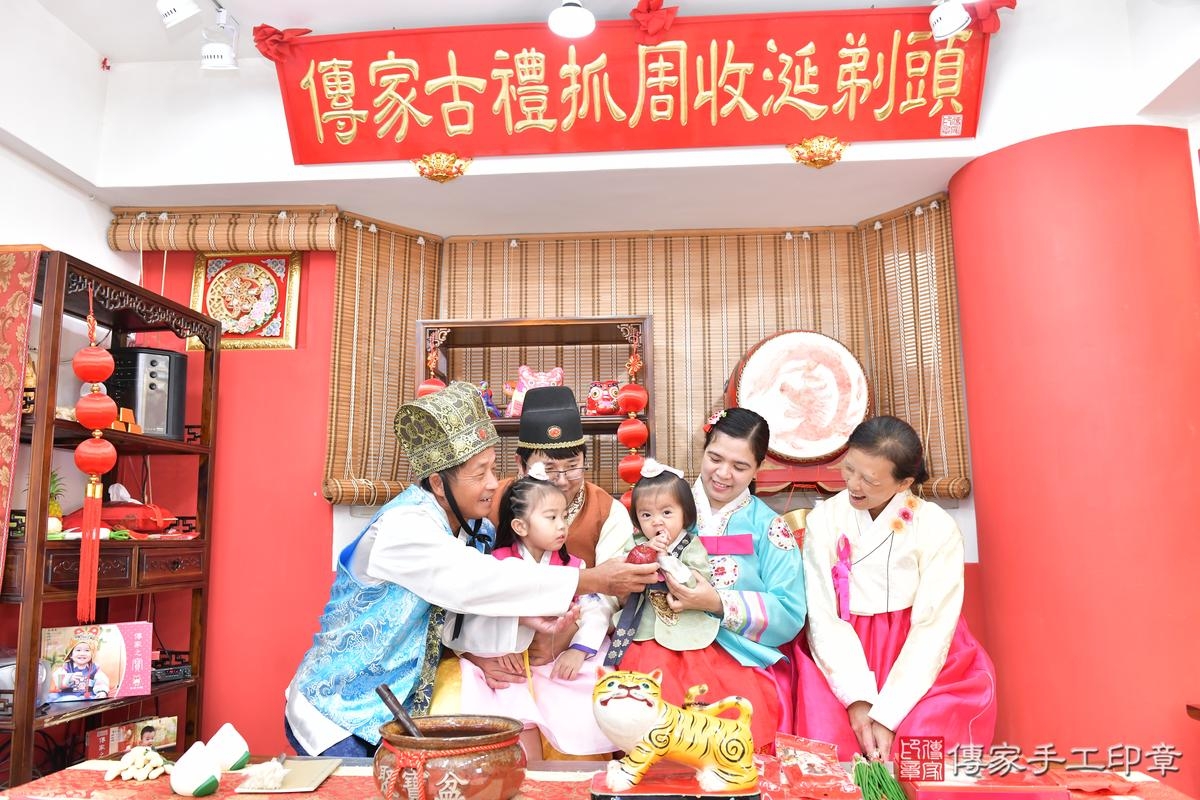 傳家手工印章高雄店、抓周、度晬、中國風會場、抓周道具物品、抓周證書、滿周歲、小霈寶寶、高雄市、拍照、生日快樂