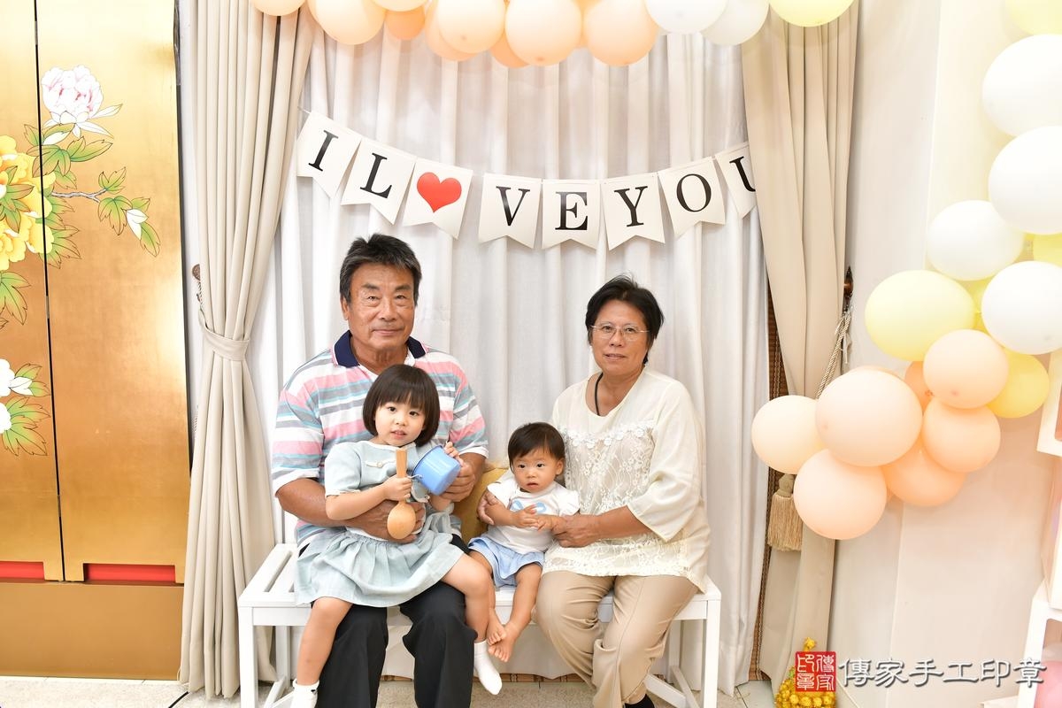 傳家手工印章高雄店、抓周、度晬、中國風會場、抓周道具物品、抓周證書、滿周歲、茹茹寶寶、高雄市、拍照、生日快樂 傳家手工印章高雄店、抓周、度晬、中國風會場、抓周道具物品、抓周證書、滿周歲、茹茹寶寶、高雄市、拍照、生日快樂