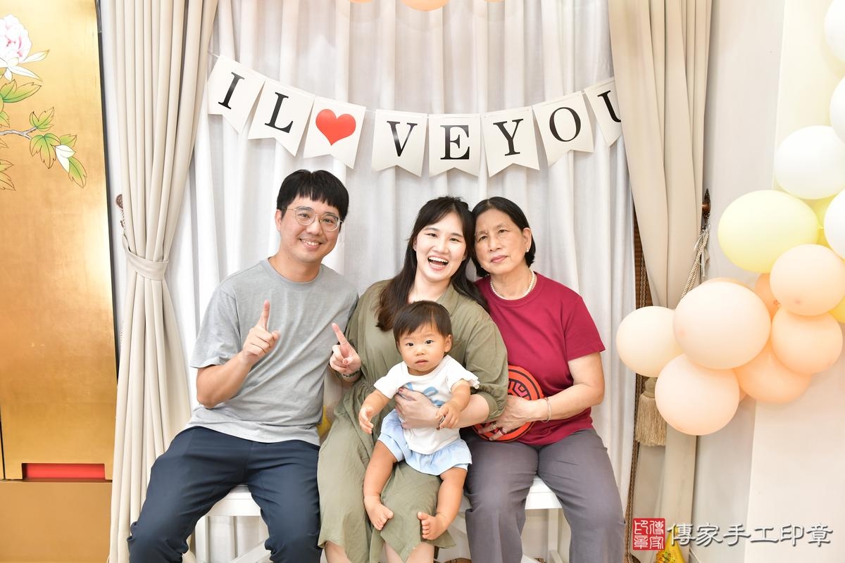 傳家手工印章高雄店、抓周、度晬、中國風會場、抓周道具物品、抓周證書、滿周歲、茹茹寶寶、高雄市、拍照、生日快樂 傳家手工印章高雄店、抓周、度晬、中國風會場、抓周道具物品、抓周證書、滿周歲、茹茹寶寶、高雄市、拍照、生日快樂