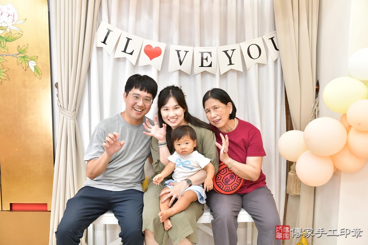 傳家手工印章高雄店、抓周、度晬、中國風會場、抓周道具物品、抓周證書、滿周歲、茹茹寶寶、高雄市、拍照、生日快樂 傳家手工印章高雄店、抓周、度晬、中國風會場、抓周道具物品、抓周證書、滿周歲、茹茹寶寶、高雄市、拍照、生日快樂