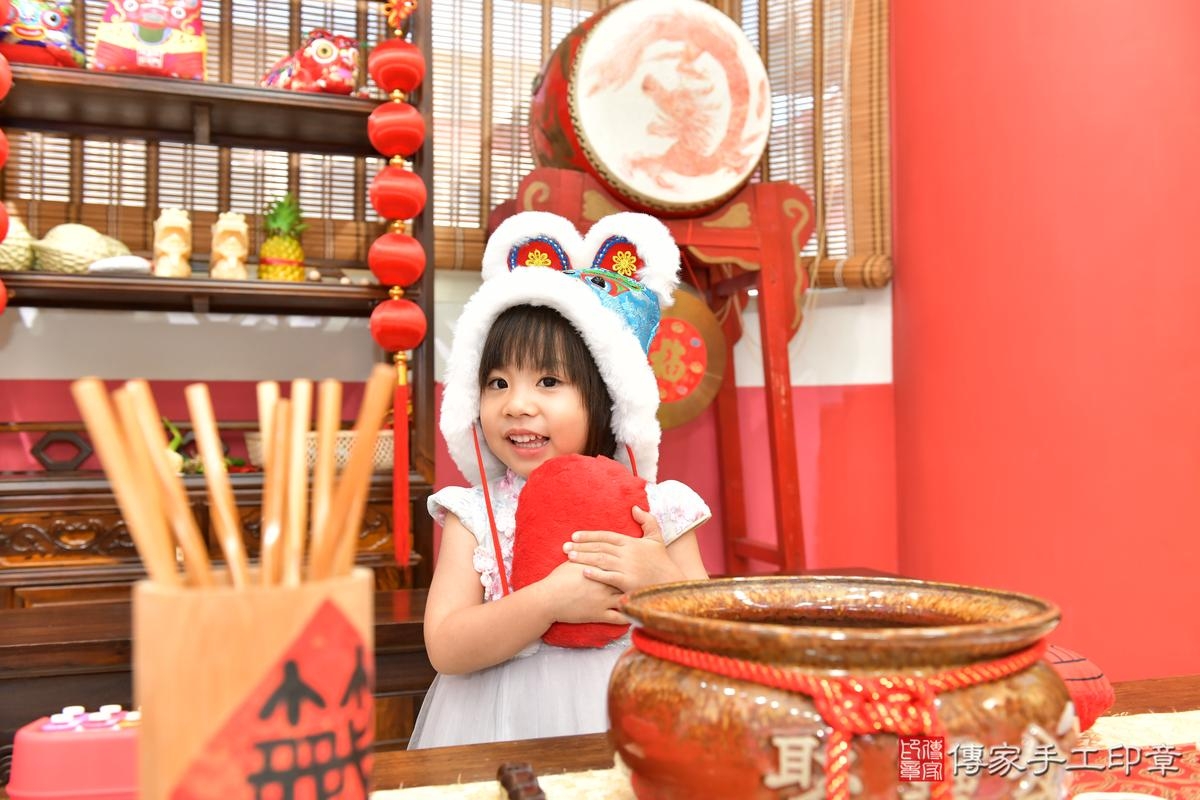 傳家手工印章高雄店、抓周、度晬、中國風會場、抓周道具物品、抓周證書、滿周歲、茹茹寶寶、高雄市、拍照、生日快樂 傳家手工印章高雄店、抓周、度晬、中國風會場、抓周道具物品、抓周證書、滿周歲、茹茹寶寶、高雄市、拍照、生日快樂