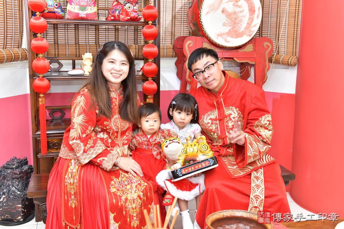 傳家手工印章高雄店、抓周、度晬、中國風會場、抓周道具物品、抓周證書、滿周歲、茹茹寶寶、高雄市、拍照、生日快樂 傳家手工印章高雄店、抓周、度晬、中國風會場、抓周道具物品、抓周證書、滿周歲、茹茹寶寶、高雄市、拍照、生日快樂